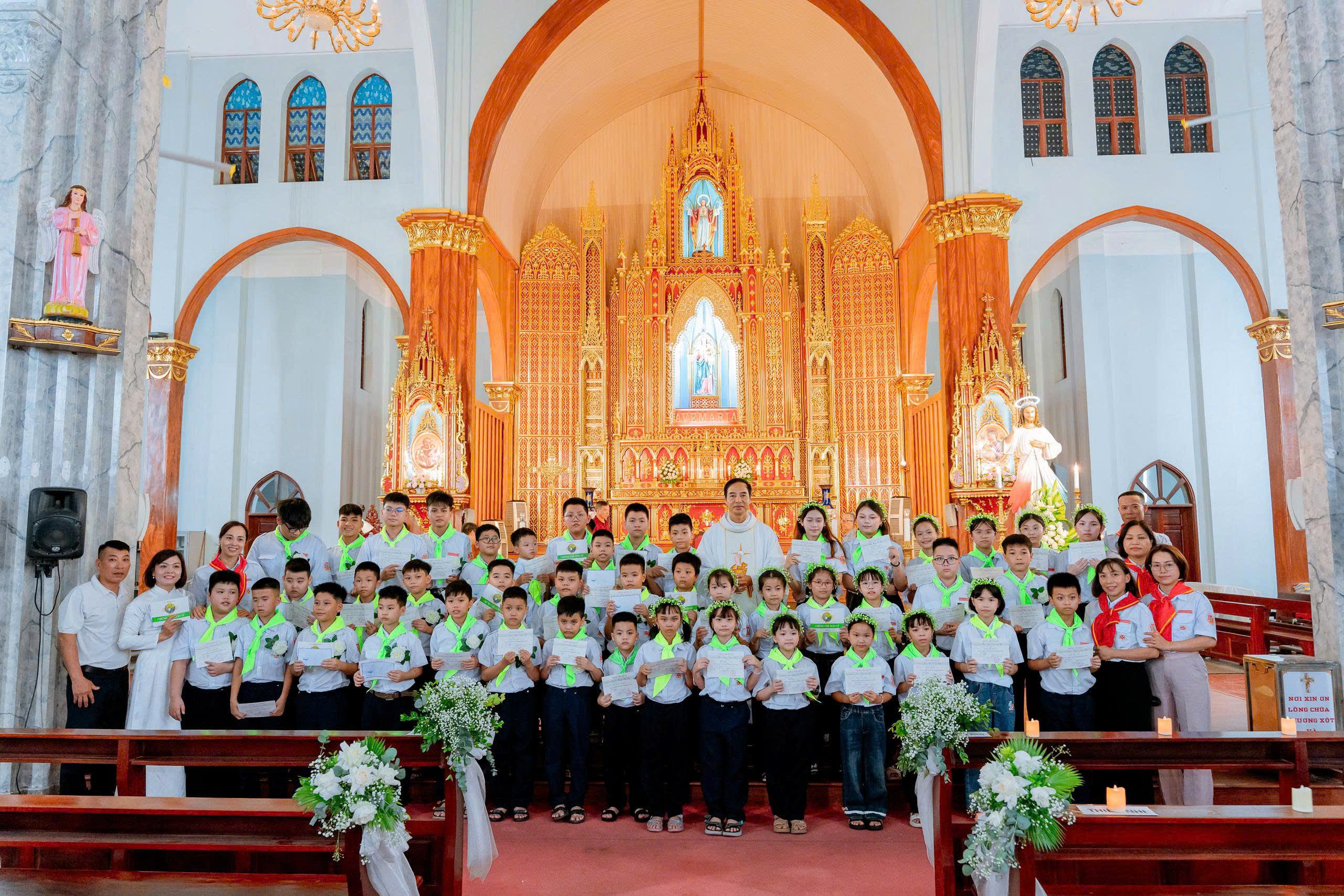Giáo xứ Thư Trung: 44 em thiếu nhi hân hoan được Xưng tội và Rước lễ lần đầu
